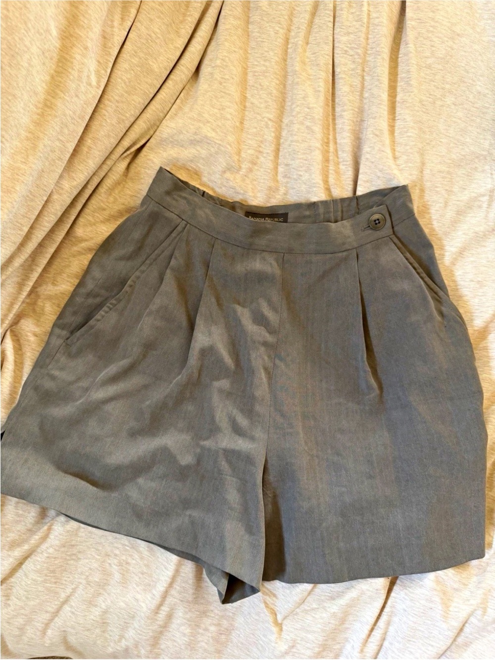 Banana Republic 100% Silk Pleated Women's Shorts - Gray